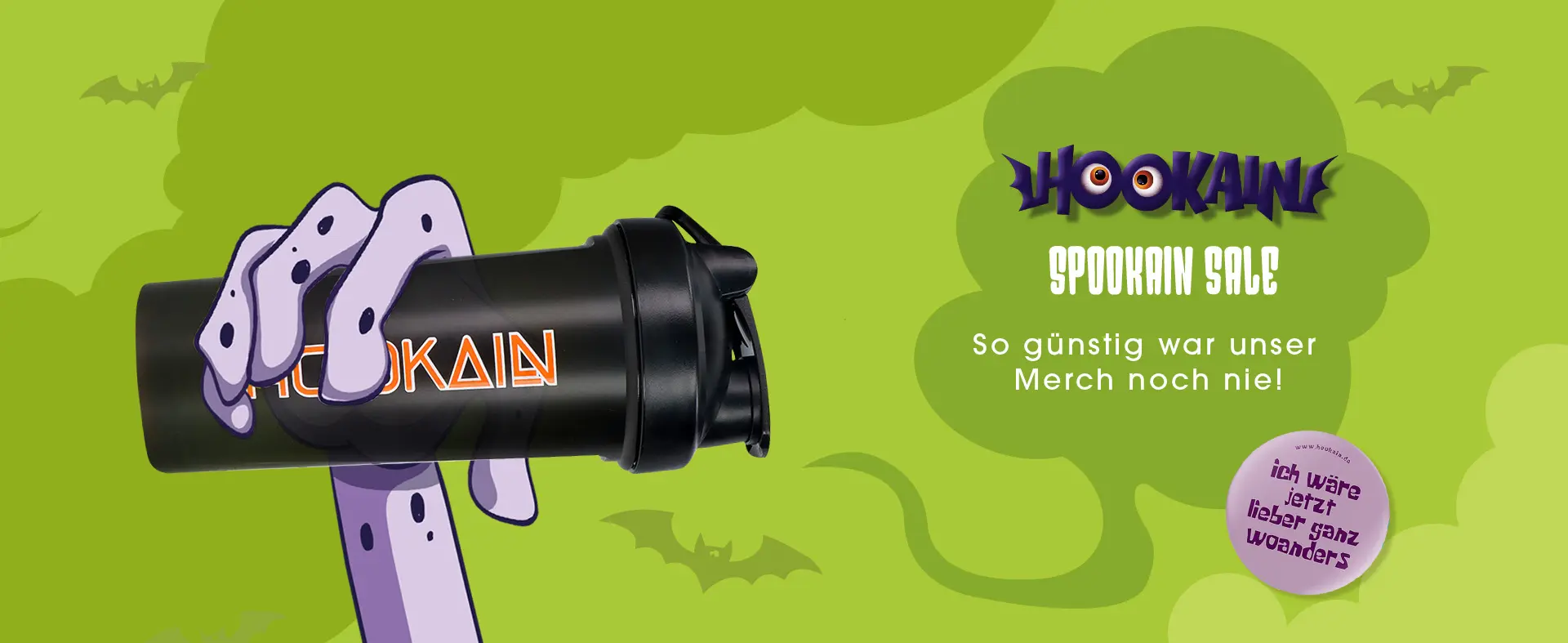 Hookain Spookain Sale auf grünem Banner; schwarze Shaker-Flasche in Monsterhand, Fledermäuse; Hinweis: ‘So günstig war unser Merch noch nie’. Hookain Spookain Sale auf grünem Banner; schwarze Shaker-Flasche in Monsterhand, Fledermäuse; Hinweis: ‘So günstig war unser Merch noch nie’.