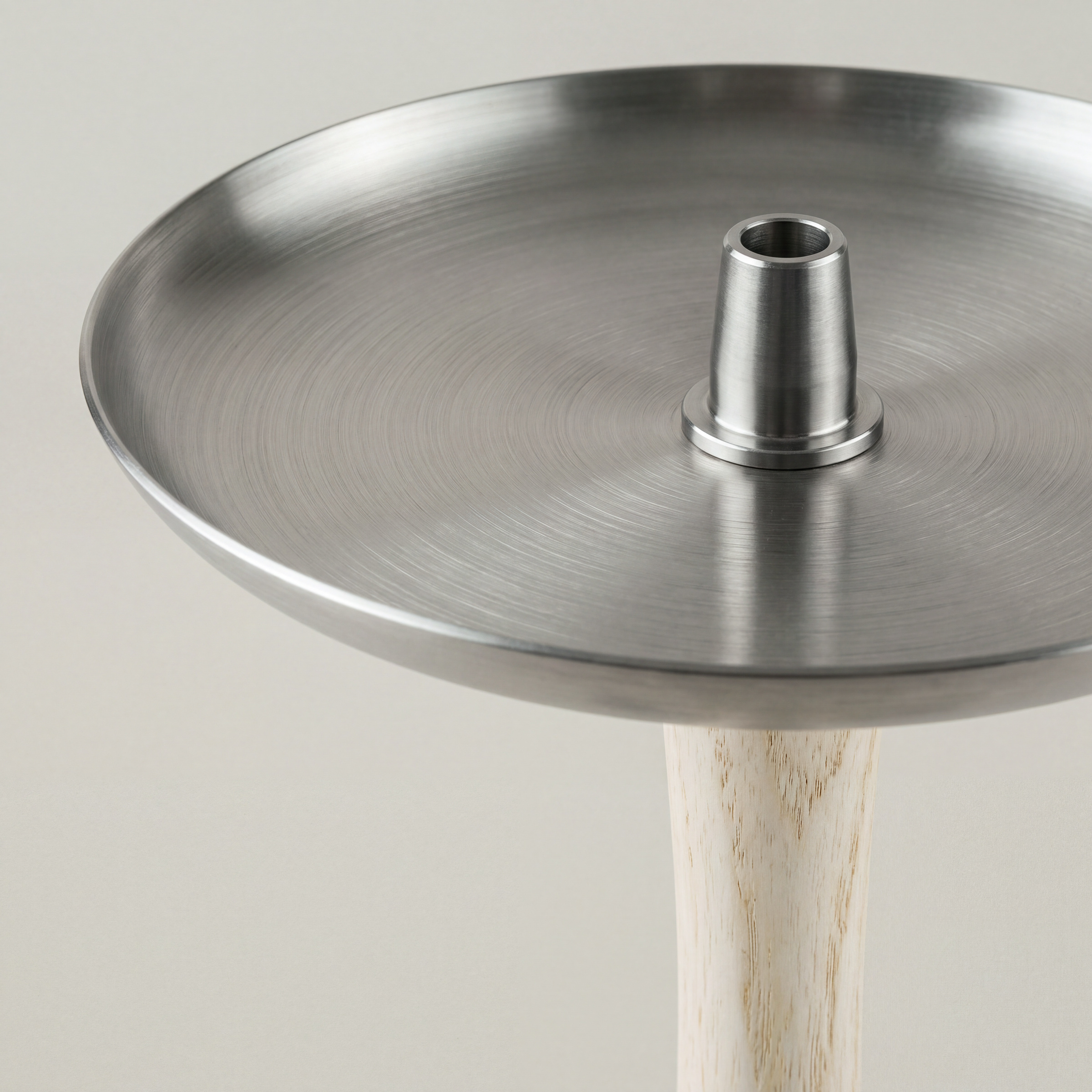 Kohleteller aus geb&uuml;rstetem Edelstahl mit Kopfadapter &uuml;ber dem hellen Hals der Wookah Body Alabaster