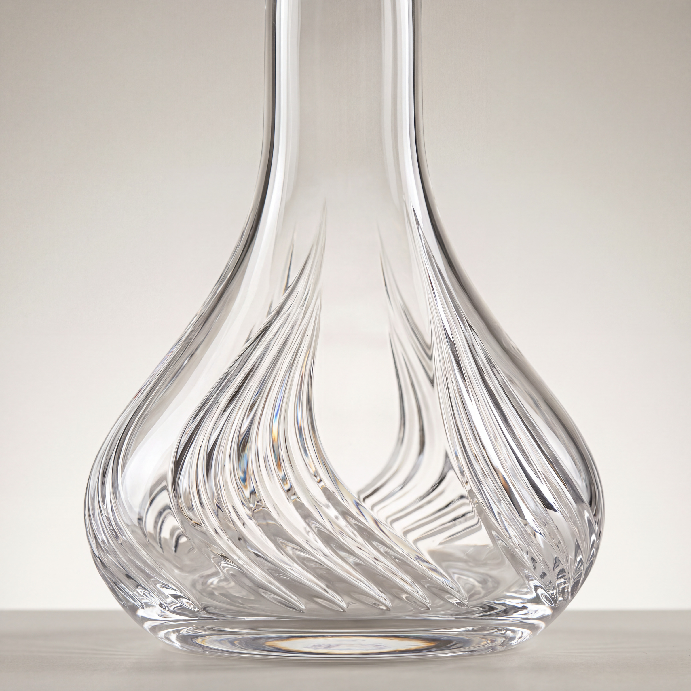 Nahaufnahme der Kristallvase Mastercut Flames Clear mit diagonalem Flammenschliff vor hellgrauem Grund