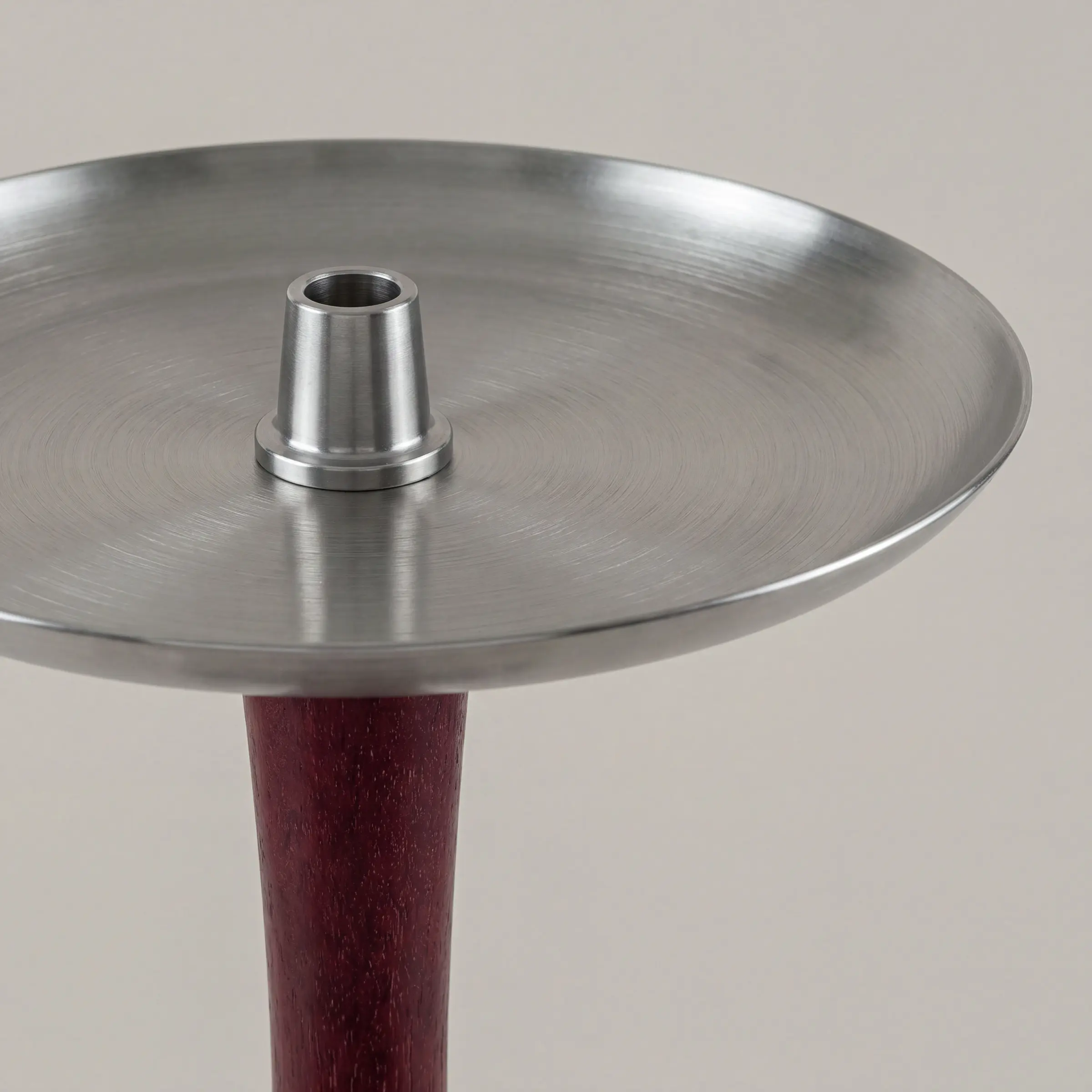 Kohleteller aus geb&uuml;rstetem Edelstahl mit Kopfadapter auf dem dunkelrubinroten Hals des Wookah Body Burgundy