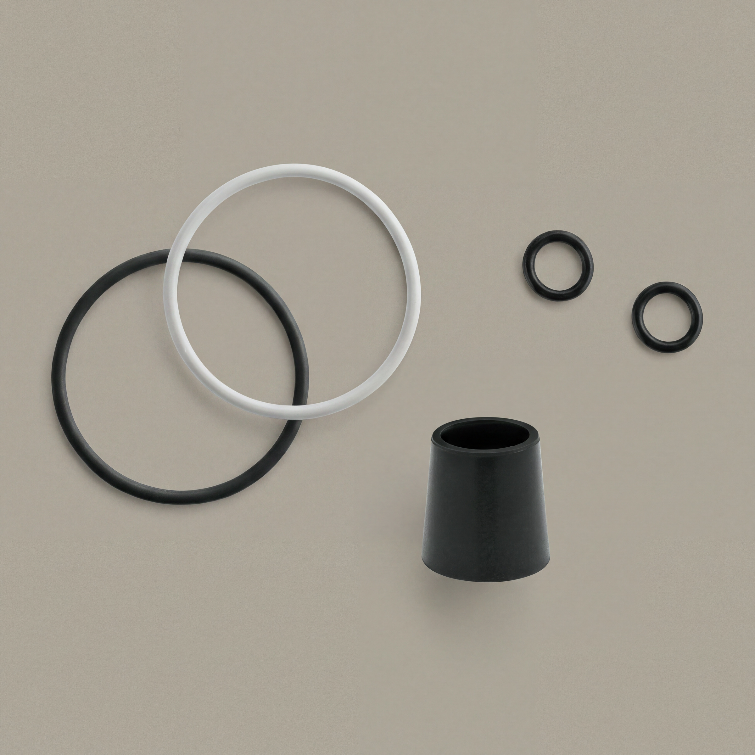 Detail: Grommets-Set mit gro&szlig;em schwarzem und wei&szlig;em O-Ring, zwei kleinen Ringen und Kopfdichtung