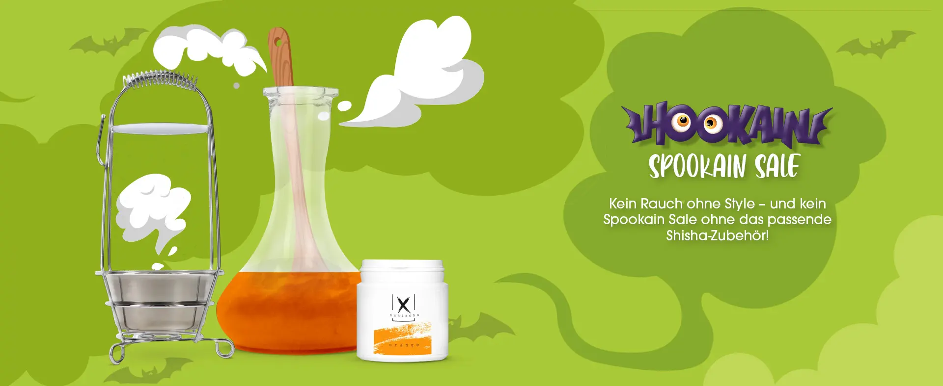 Hookain Spookain Sale auf grünem Halloween-Banner mit Fledermäusen; Shisha-Zubehör wie Kohlekorb, Glasbowl und Dose – ‘Kein Rauch ohne Style’. Hookain Spookain Sale auf grünem Halloween-Banner mit Fledermäusen; Shisha-Zubehör wie Kohlekorb, Glasbowl und Dose – ‘Kein Rauch ohne Style’.