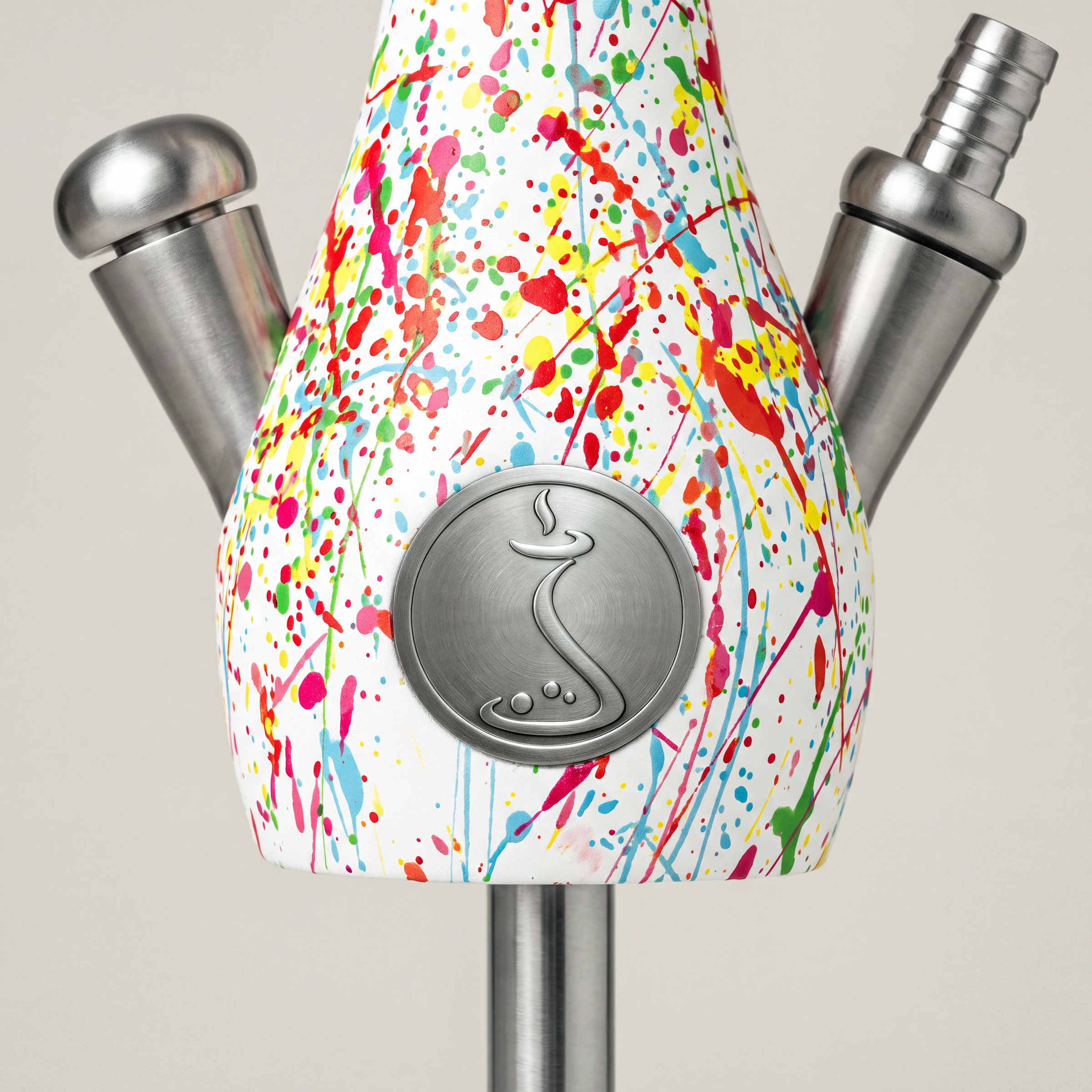 Nahaufnahme Wookah Body Abstract: bunt bespritzter Bauch mit Edelstahl-Medaillon, Ventil und Schlauchanschluss