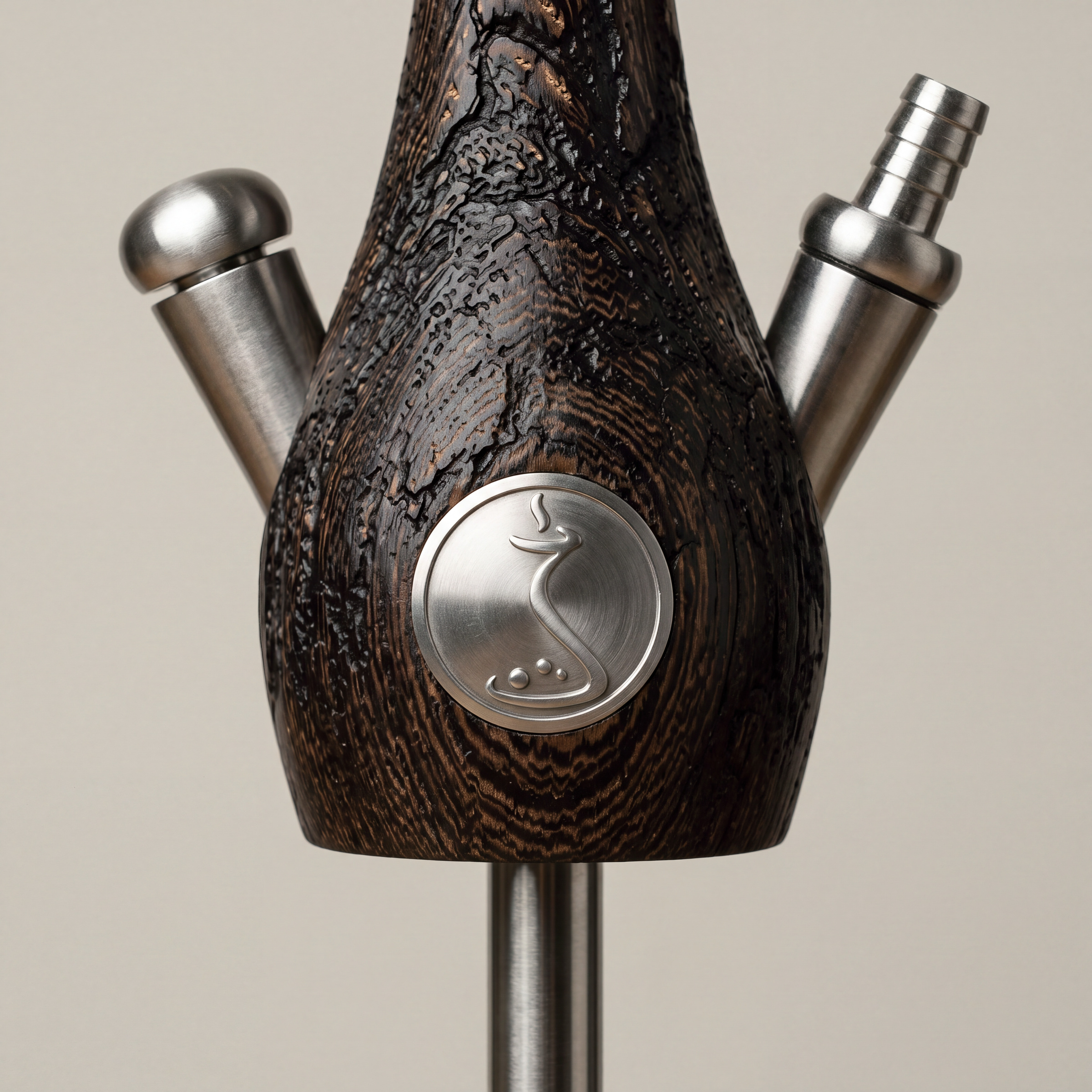 Nahaufnahme Wookah Body Grom Wenge: Edelstahl-Medaillon mit S-Logo, Ventil und gerippter Schlauchanschluss im Wengeholz