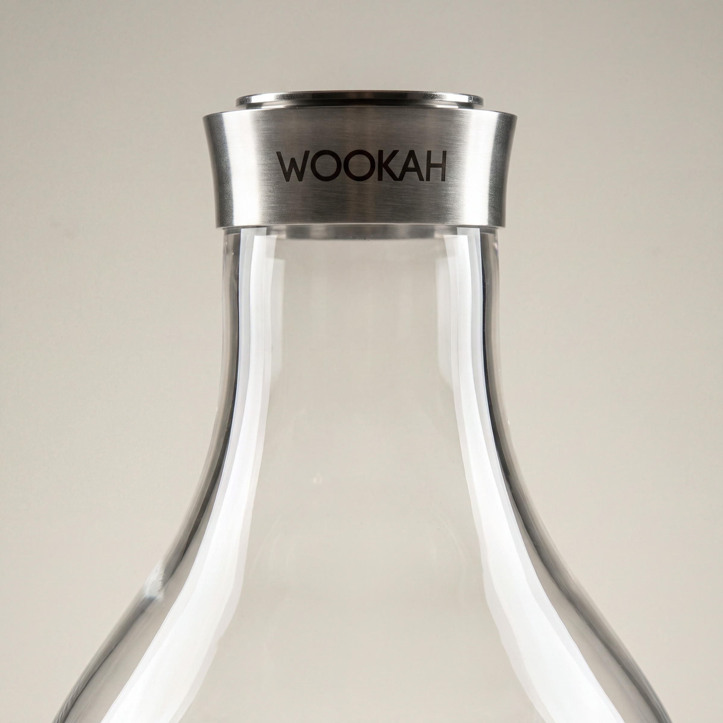 Detail: Klares Glas der Mini Vase Smooth Clear, Edelstahlring mit WOOKAH-Gravur