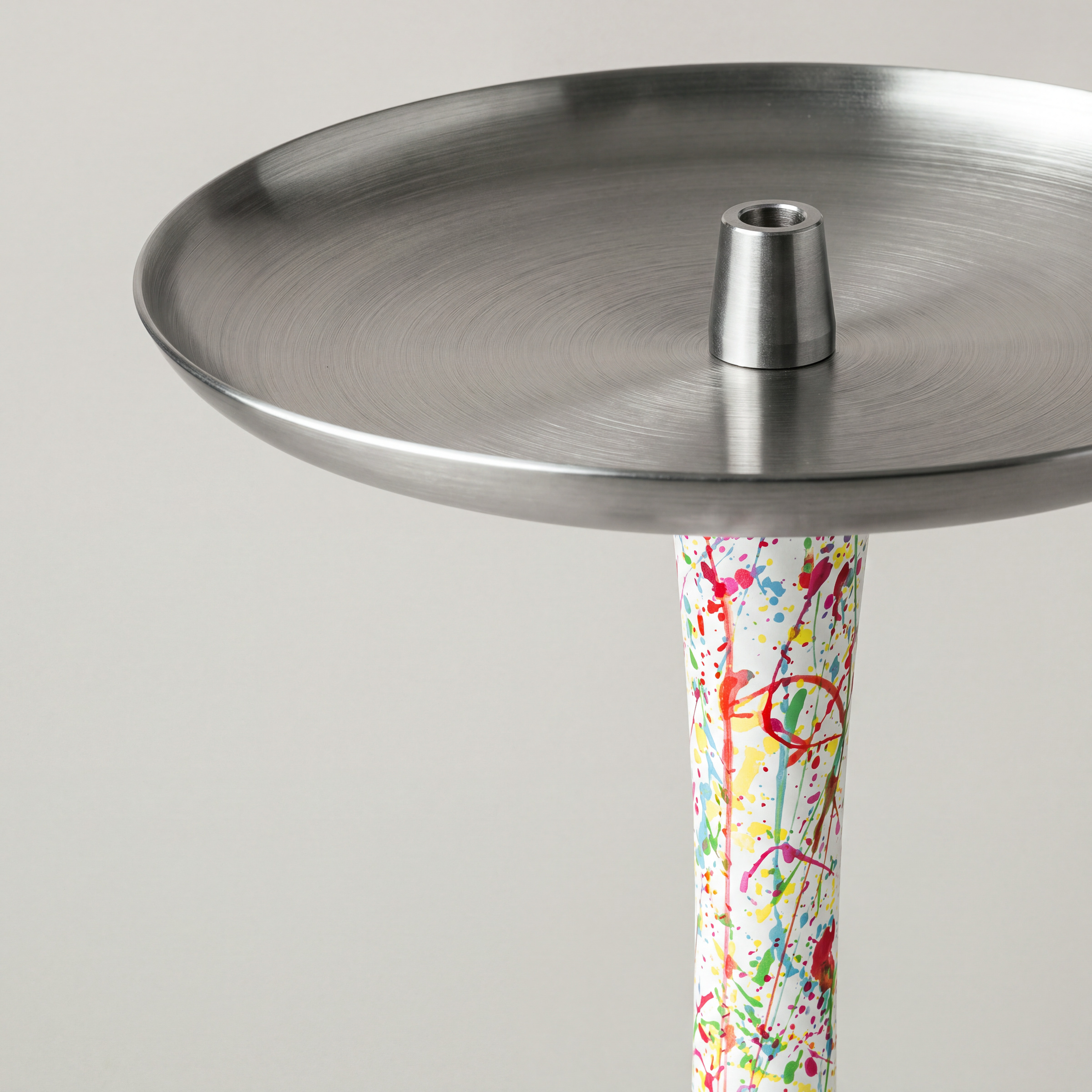 Edelstahl-Kohleteller mit Kopfadapter des Wookah Body Abstract von schr&auml;g oben, darunter der bunt bespritzte Hals