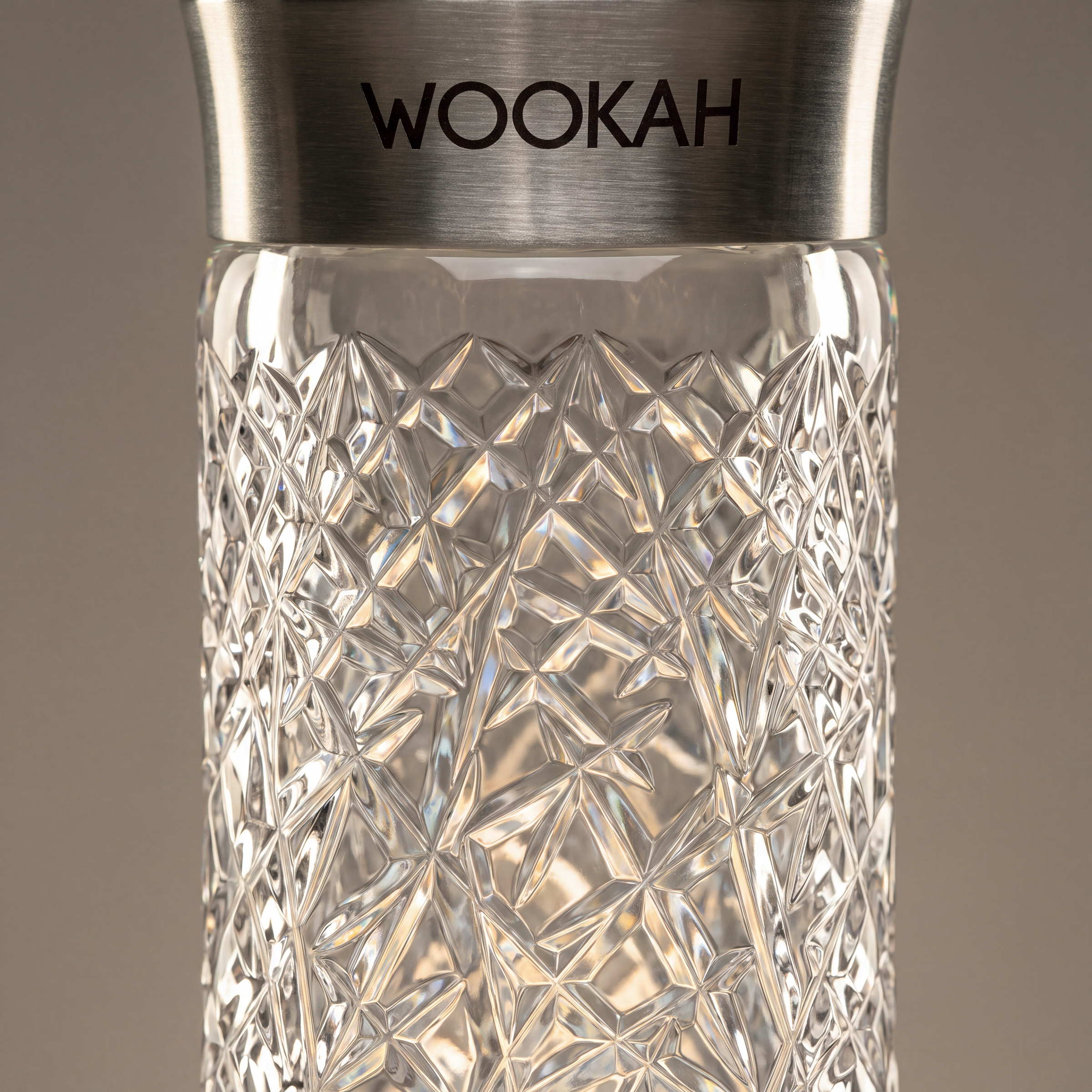 Detail: Kristallglas mit Stern- und Rautenschliff der Heavy Crystal Glimmer, Edelstahlring mit WOOKAH-Gravur