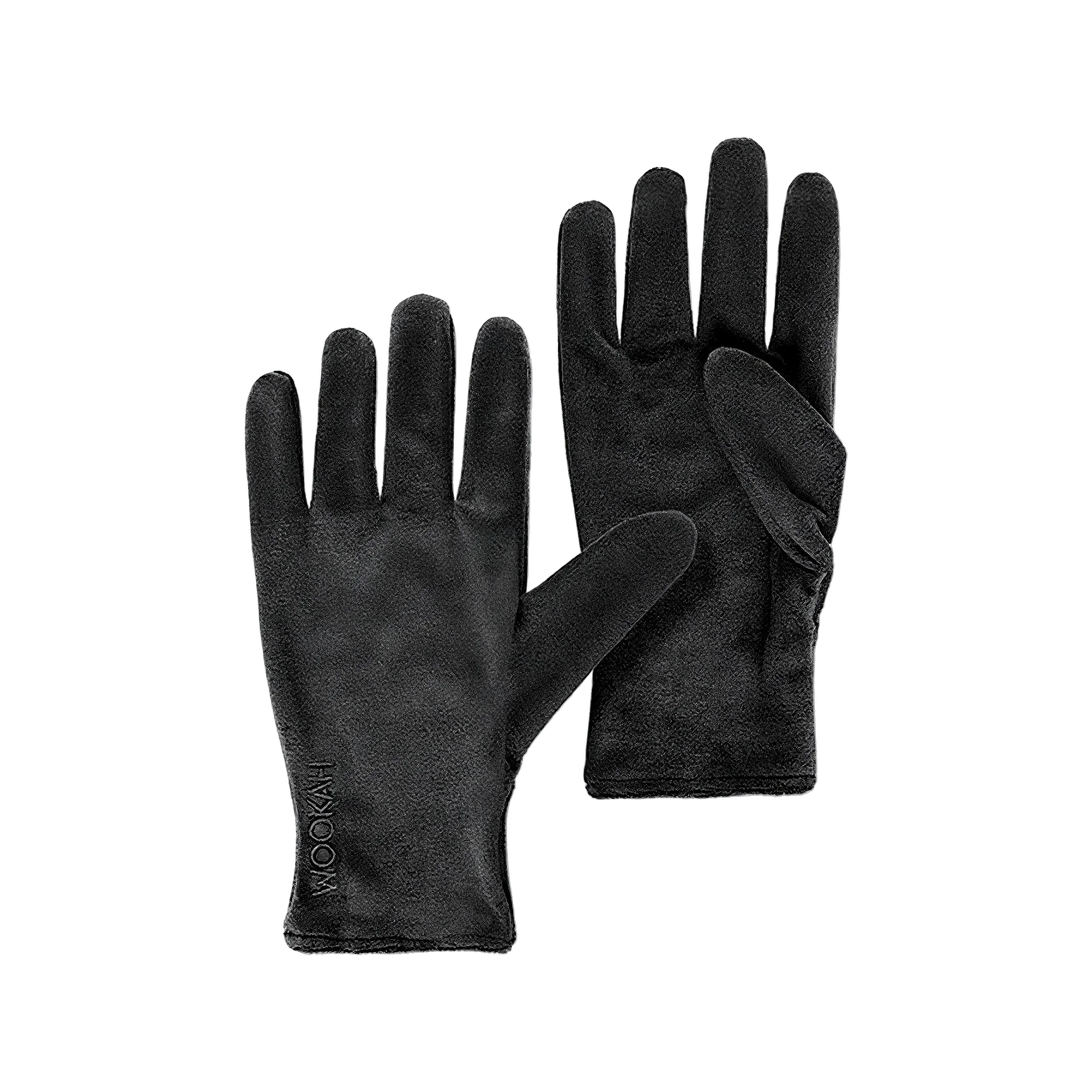 Wookah Care Gloves: ein Paar schwarze Pflegehandschuhe aus Velourssamt mit WOOKAH-Stickerei, freigestellt