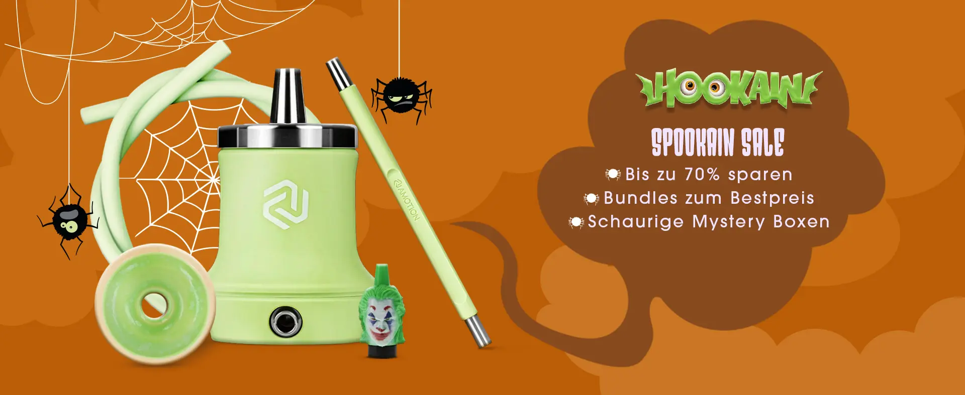 Hookain Spookain Sale auf orangefarbenem Halloween-Banner; grüne Shisha mit Schlauch und Mundstück, Spinnenweben; ‘Bis zu 70 % sparen, Bundles, Mystery Boxen Hookain Spookain Sale auf orangefarbenem Halloween-Banner; grüne Shisha mit Schlauch und Mundstück, Spinnenweben; ‘Bis zu 70 % sparen, Bundles, Mystery Boxen
